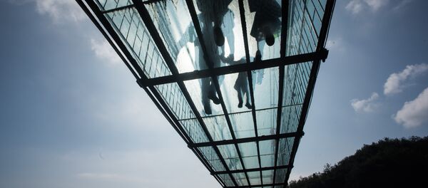 A ponte de vidro nas montanhas de Shiniuzhai (foto de arquivo) A ponte de vidro nas montanhas de Shiniuzhai (foto de arquivo) - Sputnik Brasil