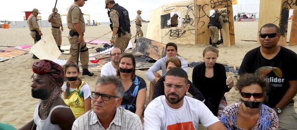 Guarda Municipal retira materiais da ONG Rio de Paz da Praia de Copacabana - Sputnik Brasil