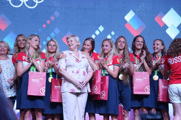 Mãe da campeã olímpica Alla Shishkina é paparicada pela atleta na casa dos torcedores da Rússia, no Rio de Janeiro. - Sputnik Brasil