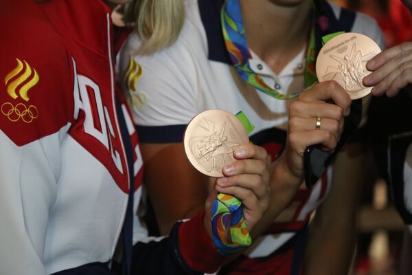 Campeãs olímpicas do nado sincronizado da Rússia exibem medalhas de ouro - Sputnik Brasil