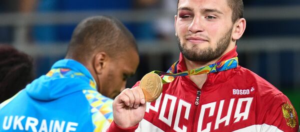 Medalhistas da luta greco-romana ucraniano Zhan Beleniuk (prata) e russo Davit Chakvetadze (ouro), 15 de agosto de 2016 Medalhistas da luta greco-romana ucraniano Zhan Beleniuk (prata) e russo Davit Chakvetadze (ouro), 15 de agosto de 2016 - Sputnik Brasil