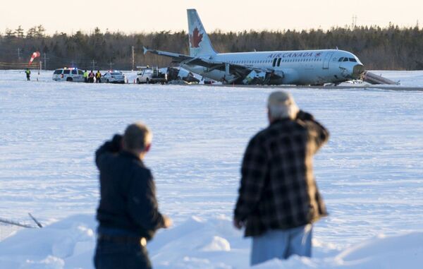 Avião da Air Canadá derrapa durante pouso - Sputnik Brasil