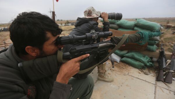 Militares do exército do Iraque combatem o Estado Islâmico perto de Tikrit em 30 de março de 2015 - Sputnik Brasil