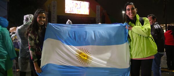 Jovens argentinas acompanham o encerramento dos Jogos Rio-2016 no Boulevard Olímpico - Sputnik Brasil