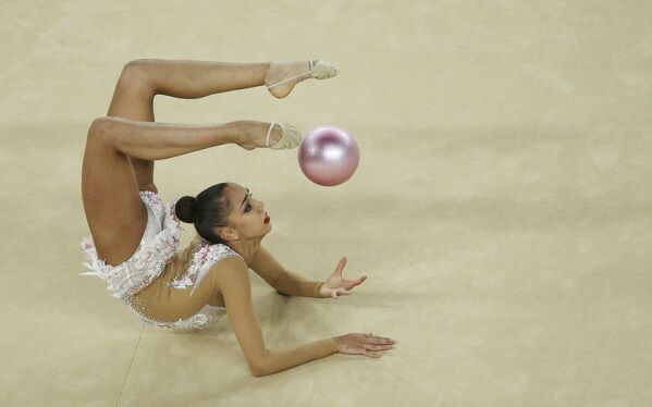 Margarita Mamun se apresenta na Arena Olímpica na final do individual geral da ginástica rítmica - Sputnik Brasil