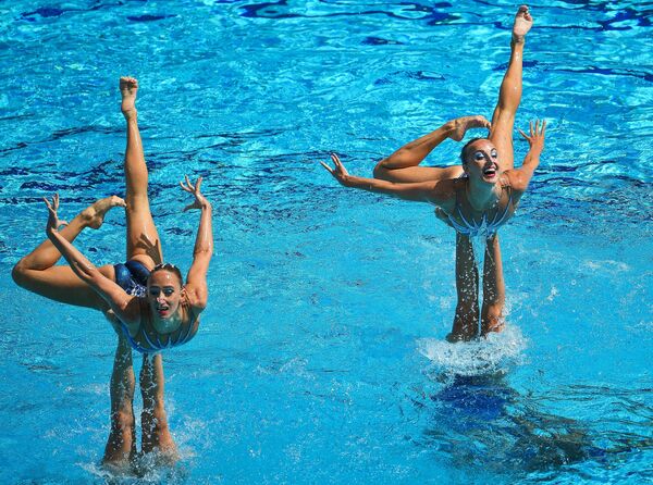 Equipe russa de nado sincronizado se apresentando no Parque Aquático Maria Lenk - Sputnik Brasil