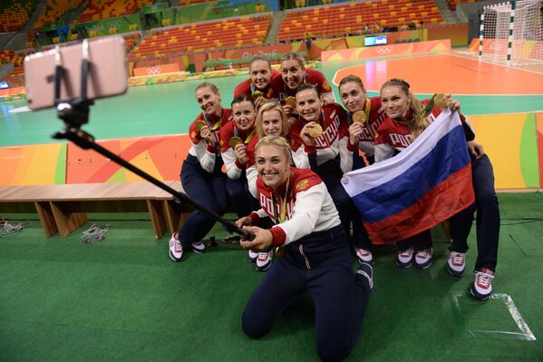 Seleção russa de handebol celebra após conquista do ouro sobre a França - Sputnik Brasil