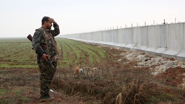 Muro na fronteira entre a Turquia e Síria - Sputnik Brasil