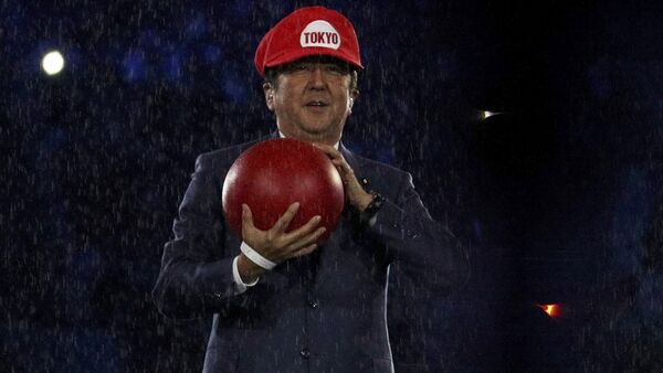 O premiê japonês Shinzo Abe se fantasiou de Super Mario - Sputnik Brasil