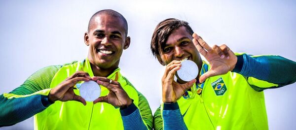 Brasil é medalha de prata na canoa dupla de 1000m com Isaquias e Erlon. - Sputnik Brasil