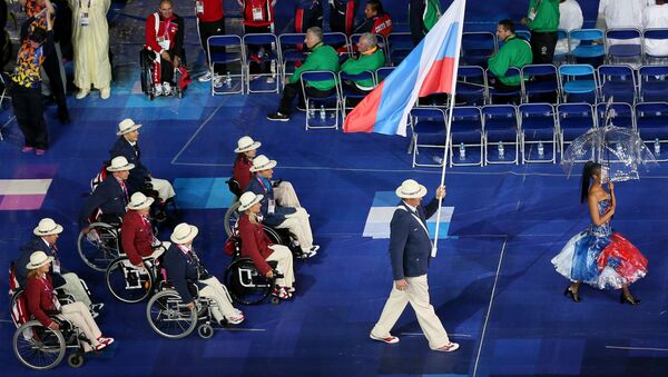 Standard-bearer of the Russian Paralympic team Alexei Ashapatov (right) at the opening ceremony of the XIV summer Paralympic Games at the Olympic Stadium in London - Sputnik Brasil