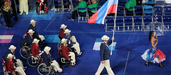 Standard-bearer of the Russian Paralympic team Alexei Ashapatov (right) at the opening ceremony of the XIV summer Paralympic Games at the Olympic Stadium in London - Sputnik Brasil