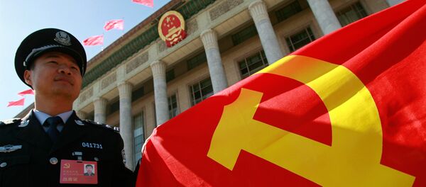 A Chinese policeman holds a Chinese Communist Party flag - Sputnik Brasil