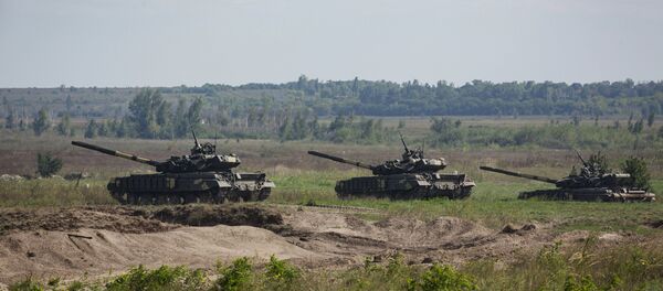 Tanques desfilam no aeródromo militar de Chuguyevo, região de Kharkov, Ucrânia, 23 de agosto de 2016 - Sputnik Brasil