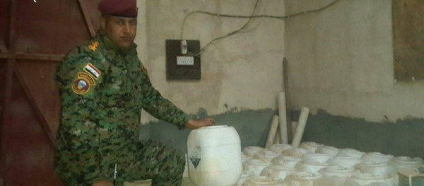 Soldado do exército iraquiano mostra armas químicas do Daesh - Sputnik Brasil