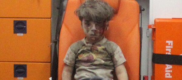 Omran Daqneesh, rapaz de cinco anos, após bombardeio contra o bairro Qaterji em Aleppo, 17 de agosto de 2016 - Sputnik Brasil