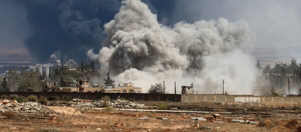 Fumaça sobre Aleppo após violentos confrontos entre rebeldes e forças governamentais, Síria, 18 de agosto de 2016 - Sputnik Brasil