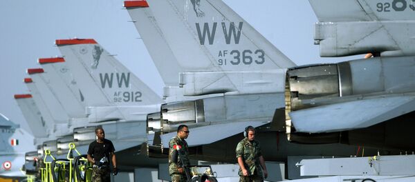 Pilotos norte-americanos perto de aviões F-16 na base de Kalaikunda, Índia (foto de arquivo) - Sputnik Brasil