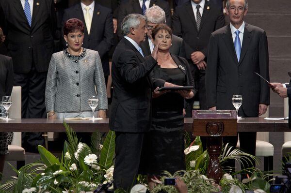 Então presidente do Supremo Tribunal da Guatemala, Thelma Aldana, à esquerda, asissta à cerimônia de posse do presidente Otto Pérez Molina, acompanhado pela sua mulher, Rosa; à direita, o anterior presidente Álvaro Colom (foto de arquivo) - Sputnik Brasil