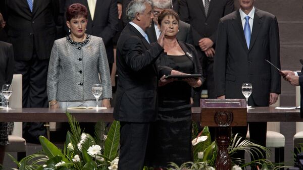 Então presidente do Supremo Tribunal da Guatemala, Thelma Aldana, à esquerda, asissta à cerimônia de posse do presidente Otto Pérez Molina, acompanhado pela sua mulher, Rosa; à direita, o anterior presidente Álvaro Colom (foto de arquivo) - Sputnik Brasil