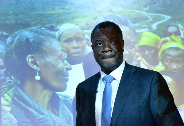O ginecólogo Dénis Mukwege, do Congo, dando uma palestra em Bruxelas em 25 de março de 2015 - Sputnik Brasil