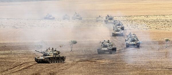 Tanques do exército da Turquia perto da fronteira síria - Sputnik Brasil
