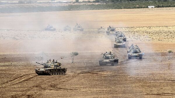 Tanques do exército da Turquia perto da fronteira síria - Sputnik Brasil