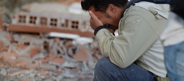 Homem chora depois de forte terremoto ocorrido na cidade italiana de Amatrice em 24 de agosto de 2016 - Sputnik Brasil