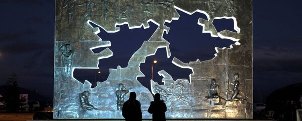 Pessoas perante o monumento às ilhas Malvinas, Tierra del Fuego, Argentina (foto de arquivo) Pessoas perante o monumento às ilhas Malvinas, Tierra del Fuego, Argentina (foto de arquivo) - Sputnik Brasil