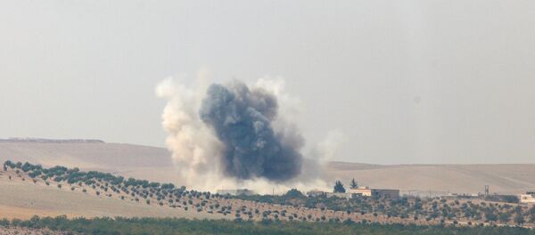 Vista da cidade síria Jarablus feita a partir da cidade turca de Karkamis - Sputnik Brasil