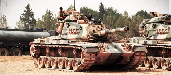 Um tanque turco nas proximidades de Jarablus, na Síria, perto da fronteira com a Turquia - Sputnik Brasil