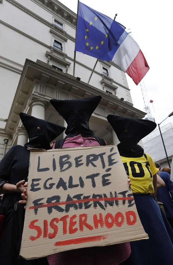 Liberdade, igualdade, irmandade feminina, reza este cartaz mostrado durante ato contra burquíni em Londres em 25 de agosto de 2016 - Sputnik Brasil