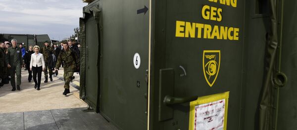 Ursula von der Leyen, ministra da Defesa da Alemanha visita base aérea de Incirlik, 21 de janeiro de 2016 - Sputnik Brasil