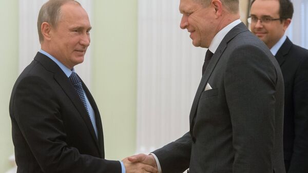 Reunião entre o presidente russo, Vladimir Putin (à esquerda), e o primeiro-ministro eslovaco, Robert Fico, em 2 de junho de 2015 - Sputnik Brasil