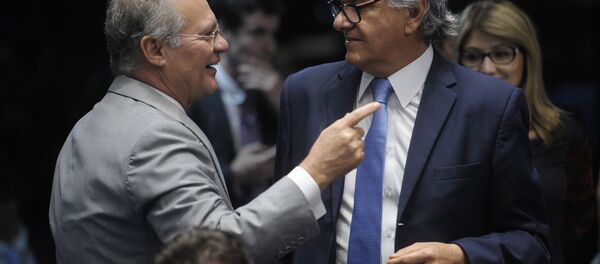 Presidente do Senado Federal, senador Renan Calheiros (PMDB-AL) e senador Ronaldo Caiado (DEM-GO) em plenário do Senado Federal durante sessão deliberativa extraordinária que trata do julgamento do processo de impeachment da presidente afastada Dilma Roussefff por suposto crime de responsabilidade. Presidente do Senado Federal, senador Renan Calheiros (PMDB-AL) e senador Ronaldo Caiado (DEM-GO) em plenário do Senado Federal durante sessão deliberativa extraordinária que trata do julgamento do processo de impeachment da presidente afastada Dilma Roussefff por suposto crime de responsabilidade. - Sputnik Brasil