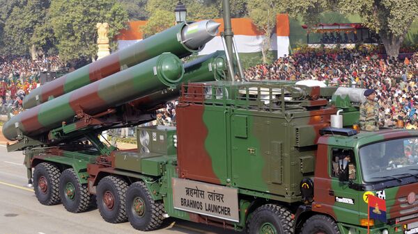Veículo de lançamento de mísseis BrahMos na parada militar no Dia da República da Índia, Nova Deli, Índia, 2011 (foto de arquivo) - Sputnik Brasil