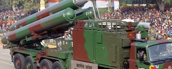 Veículo de lançamento de mísseis BrahMos na parada militar no Dia da República da Índia, Nova Deli, Índia, 2011 (foto de arquivo) - Sputnik Brasil