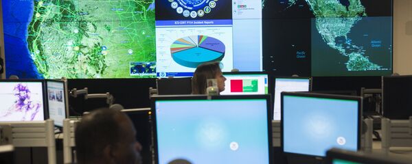 Funcionários do Centro de Cibersegurança Nacional em Arlington (EUA), 13 de janeiro, 2015 - Sputnik Brasil