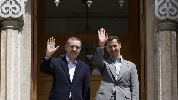 Presidente turco Recep Tayyip Erdogan (E) e presidente sírio Bashar al-Assad (foto de arquivo) - Sputnik Brasil