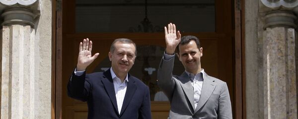Presidente turco Erdogan Recep Tayyip Erdogan e presidente sírio Bashar Assad (foto de arquivo) - Sputnik Brasil