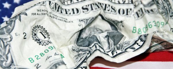 Dólar com bandeira dos EUA de fundo Dólar com bandeira dos EUA de fundo - Sputnik Brasil