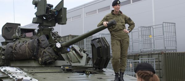 Soldada norueguesa em cima do veículo de combate CV90 Soldada norueguesa em cima do veículo de combate CV90 - Sputnik Brasil