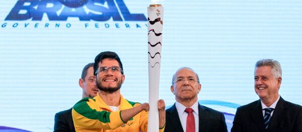 O velocista brasileiro Yohansson Nascimento foi o escolhido para acender a Tocha Paralímpica - Sputnik Brasil