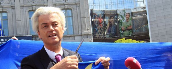 Dutch populist and euro-sceptic Geert Wilders displays a yellow star he cut out of the EU flag, during news conference, in front of the European Parliament in Brussels (File) - Sputnik Brasil