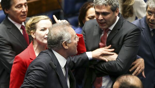 Ânimos exaltados no julgamento do impeachment no senado - Sputnik Brasil