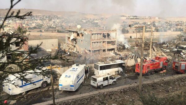 Polícia e bombeiros turcos após ataque do PKK em Cizre, sudeste da Turquia - Sputnik Brasil