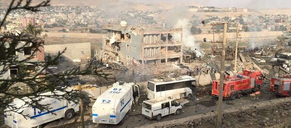 Polícia e bombeiros turcos após ataque do PKK em Cizre, sudeste da Turquia - Sputnik Brasil