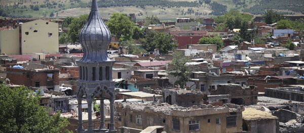 Many of the buildings and roof-tops show recent damage from recent military clashes in parts of the historic district of the mainly Kurdish city of Diyarbakir, southeastern Turkey, Sunday, May 22, 2016 - Sputnik Brasil
