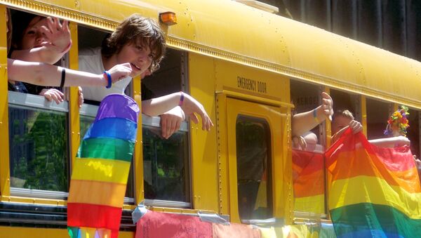 ônibus escolar nos EUA com bandeira do movimento LGBT - Sputnik Brasil