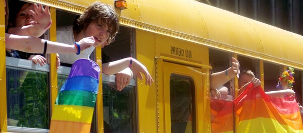 ônibus escolar nos EUA com bandeira do movimento LGBT - Sputnik Brasil